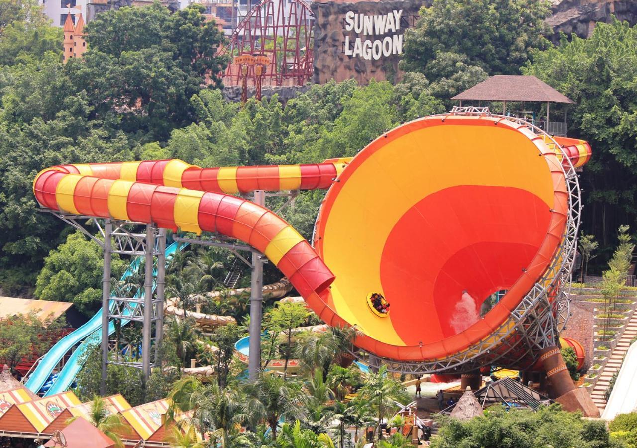 Sunway Resort Hotel Петалинг Джая Екстериор снимка The Tornado slide
